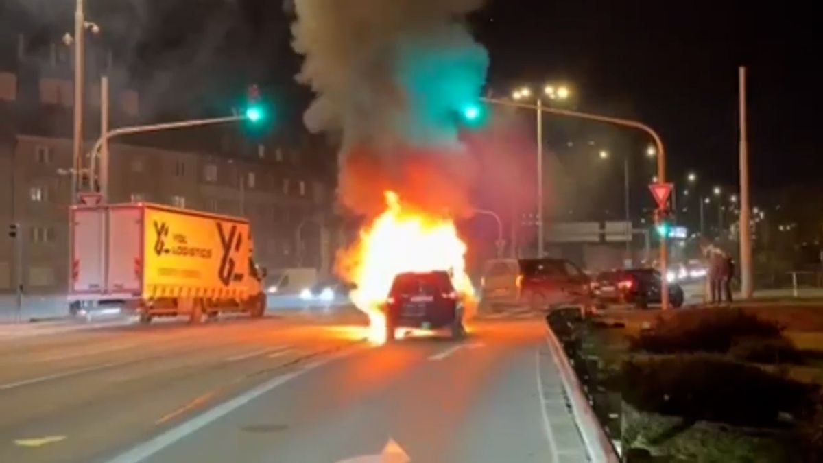 Na rušné silnici v Praze hořelo auto